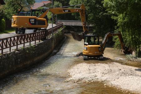 ČIŠČENJE STRUGE CERKNIŠČICE 02 FOTO LJUBO VUKELIČ